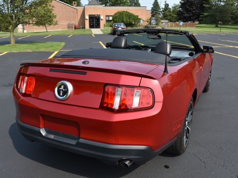 Used 2010 Ford Mustang Convertible RWD image 21