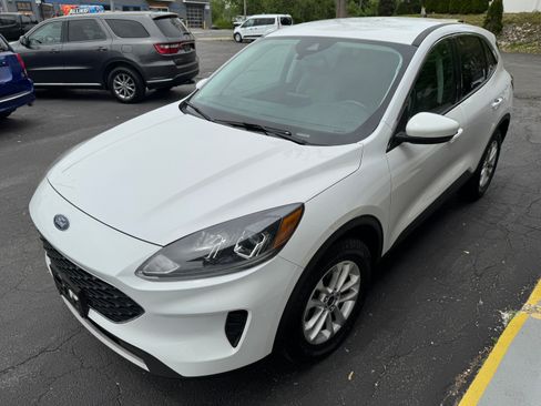 Used 2021 Ford Escape AWD SE image 3