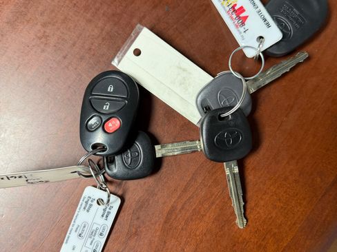 Used 2016 Toyota Sequoia Platinum image 35