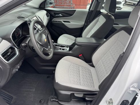Used 2023 Chevrolet Equinox LS image 3