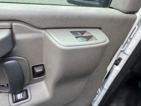 Used 2017 Chevrolet Express 3500 image 19