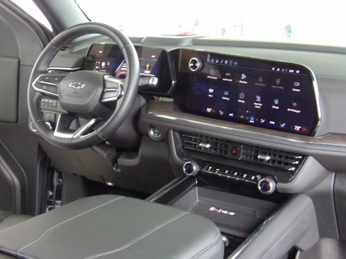 Used 2025 Chevrolet Suburban Z71 image 28