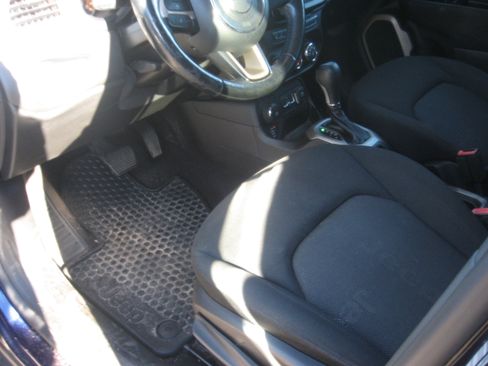 Used 2016 Jeep Renegade Latitude image 9