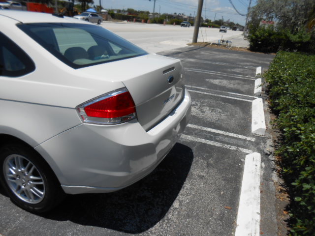 Used 2010 Ford Focus SE Sedan FWD image 3
