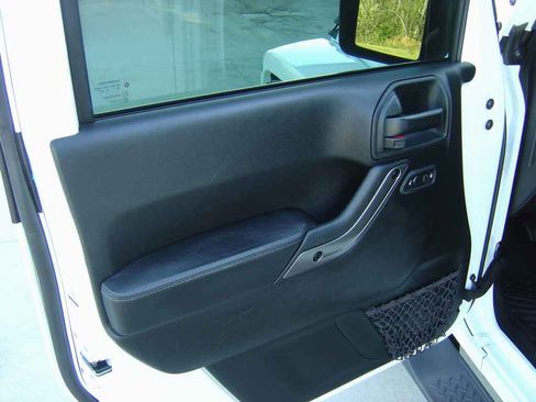 Used 2018 Jeep Wrangler 4xe Unlimited Sahara image 9