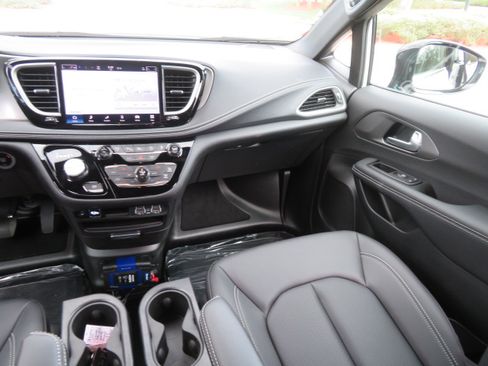 Used 2025 Chrysler Pacifica Select image 29