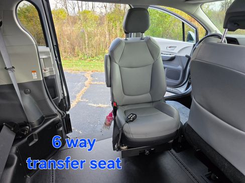 Used 2022 Toyota Sienna XLE image 17