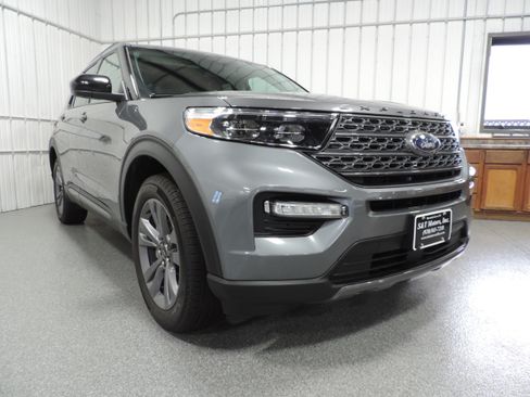 Used 2023 Ford Explorer XLT image 6