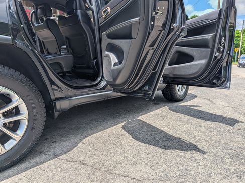 Used 2016 Jeep Grand Cherokee 4WD Limited image 17