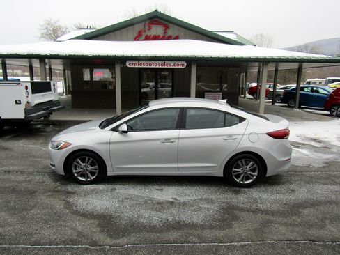 Used 2017 Hyundai Elantra SE image 1