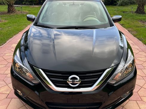 Used 2018 Nissan Altima SL FWD image 2