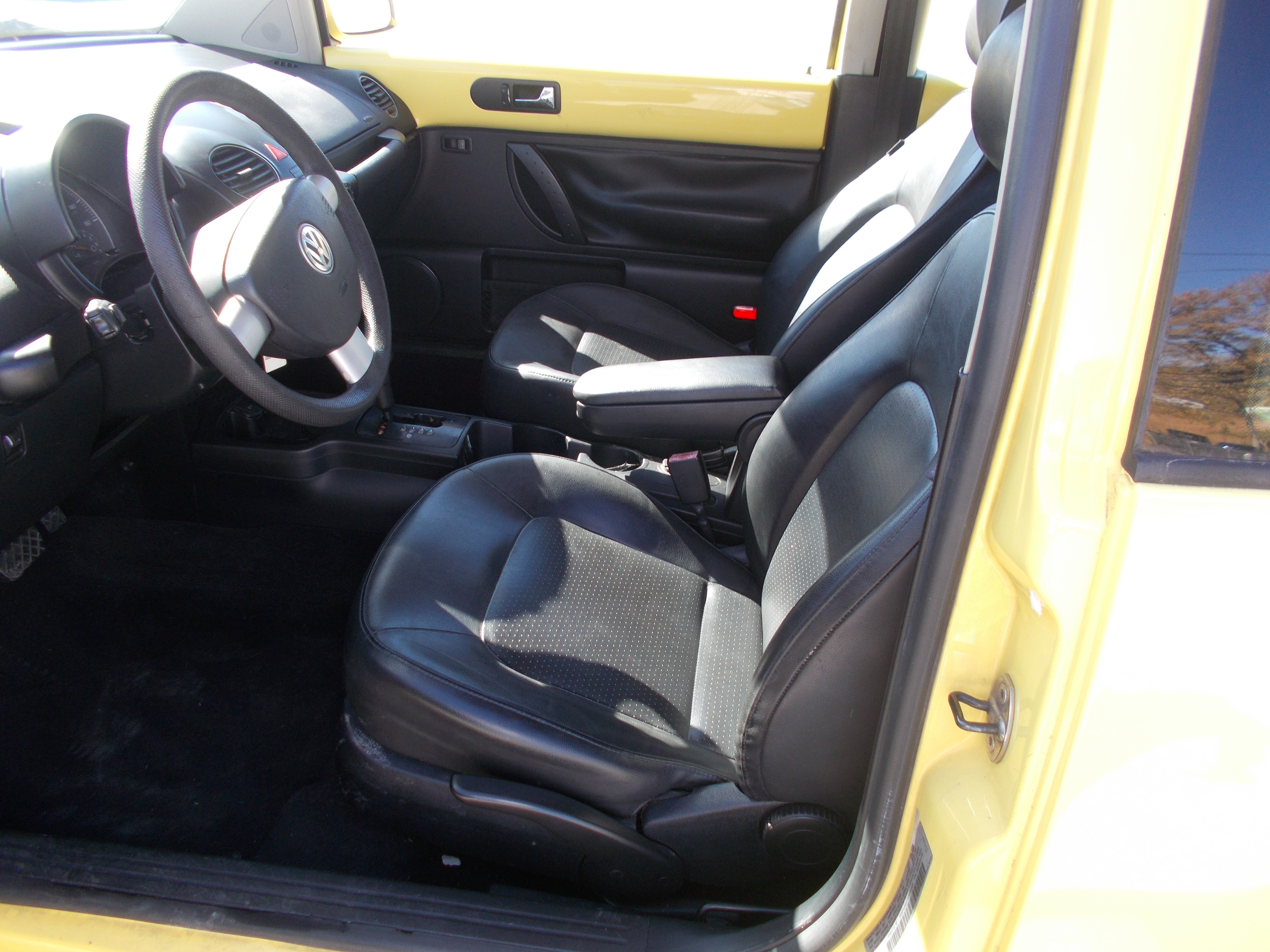 Used 2010 Volkswagen Beetle Coupe FWD image 7
