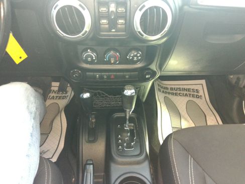 Used 2015 Jeep Wrangler 4WD Unlimited Sahara image 58