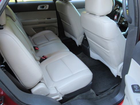Used 2013 Ford Explorer XLT image 19