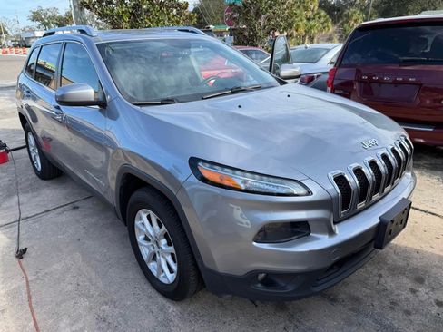 Used 2014 Jeep Cherokee 4WD Latitude image 2