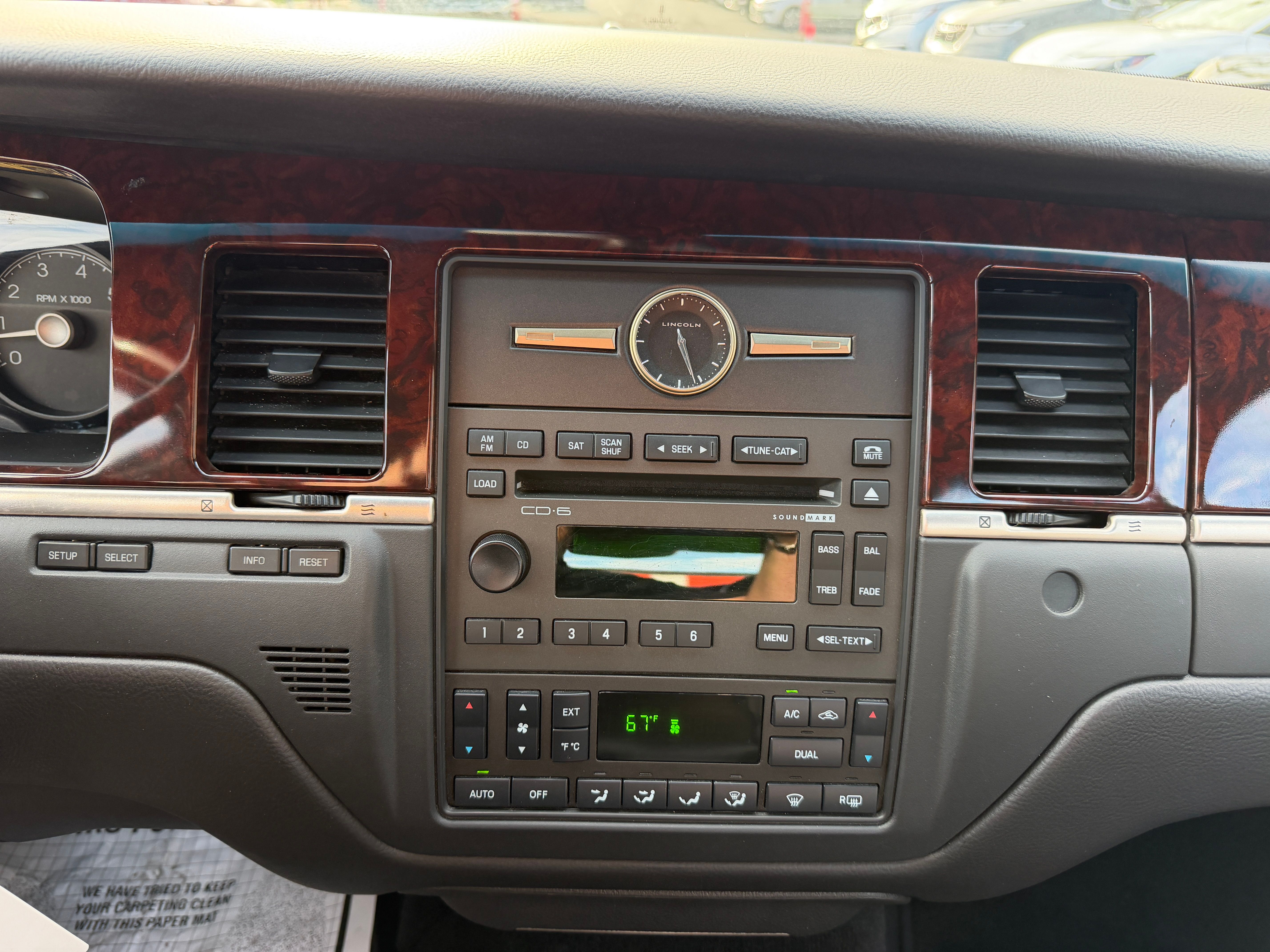 Used 2009 Lincoln Town Car Signature Limited RWD image 10
