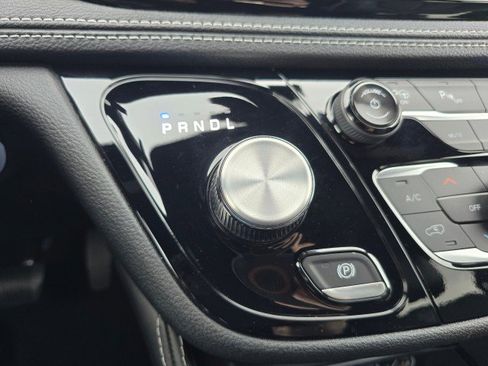 Used 2024 Chrysler Pacifica Select image 36