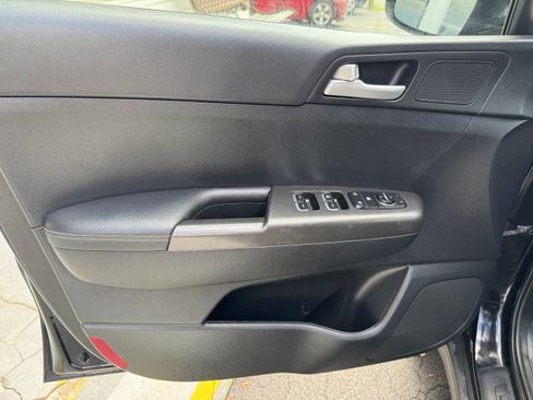 Used 2020 Kia Sportage LX image 9