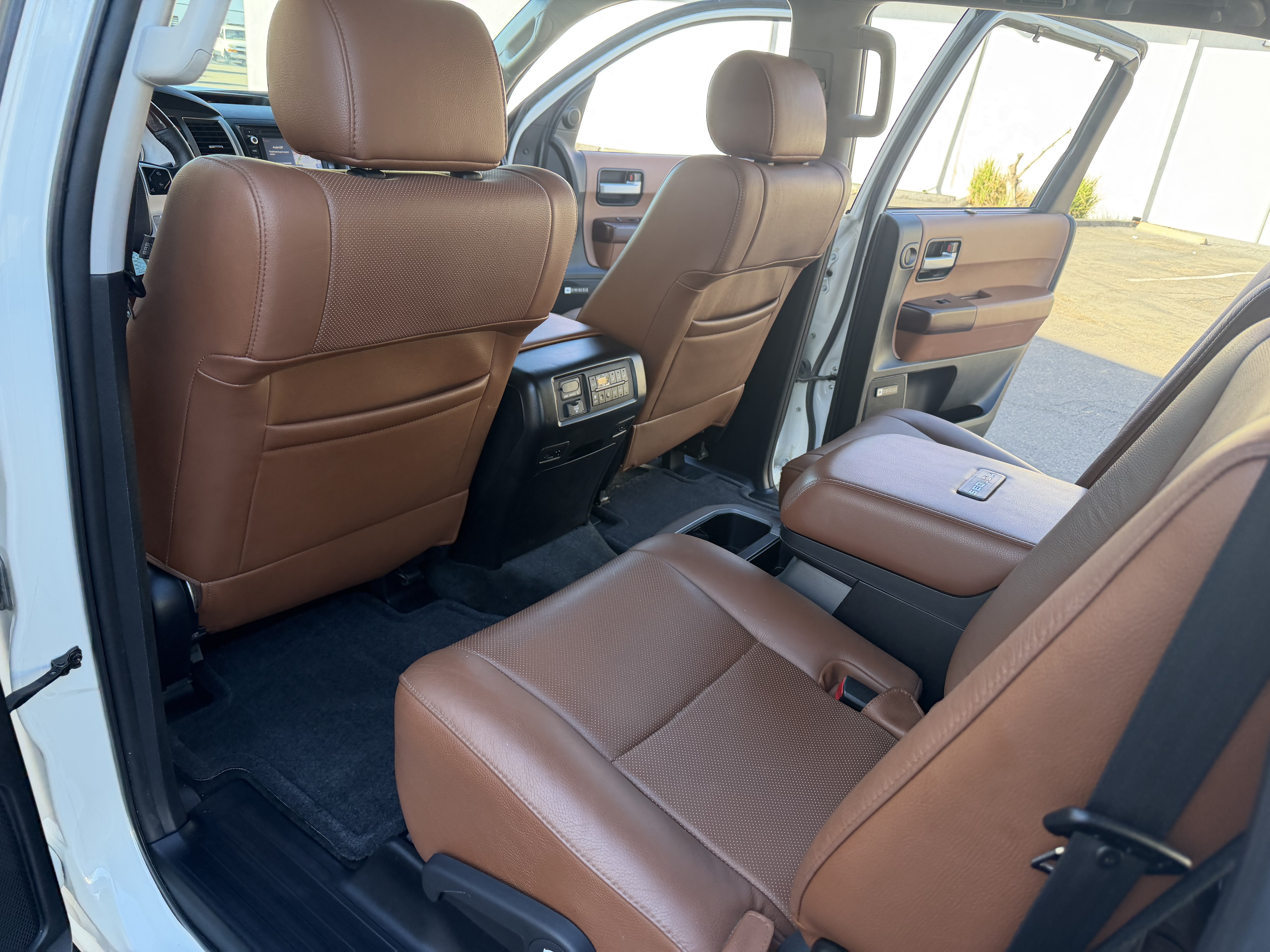 Used 2014 Toyota Sequoia 4WD Platinum image 25