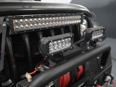 Used 2018 Jeep Wrangler Unlimited Sahara image 11