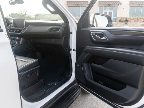 Used 2022 GMC Yukon XL AT4 image 30