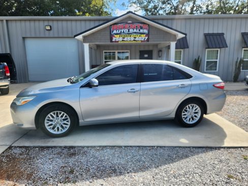 Used 2017 Toyota Camry LE Sedan 4D FWD image 17