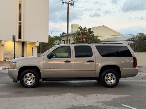 Used 2008 Chevrolet Suburban 4WD image 2
