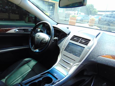 Used 2015 Lincoln MKZ image 25