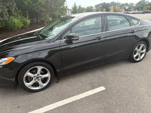 Used 2015 Ford Fusion SE FWD image 2