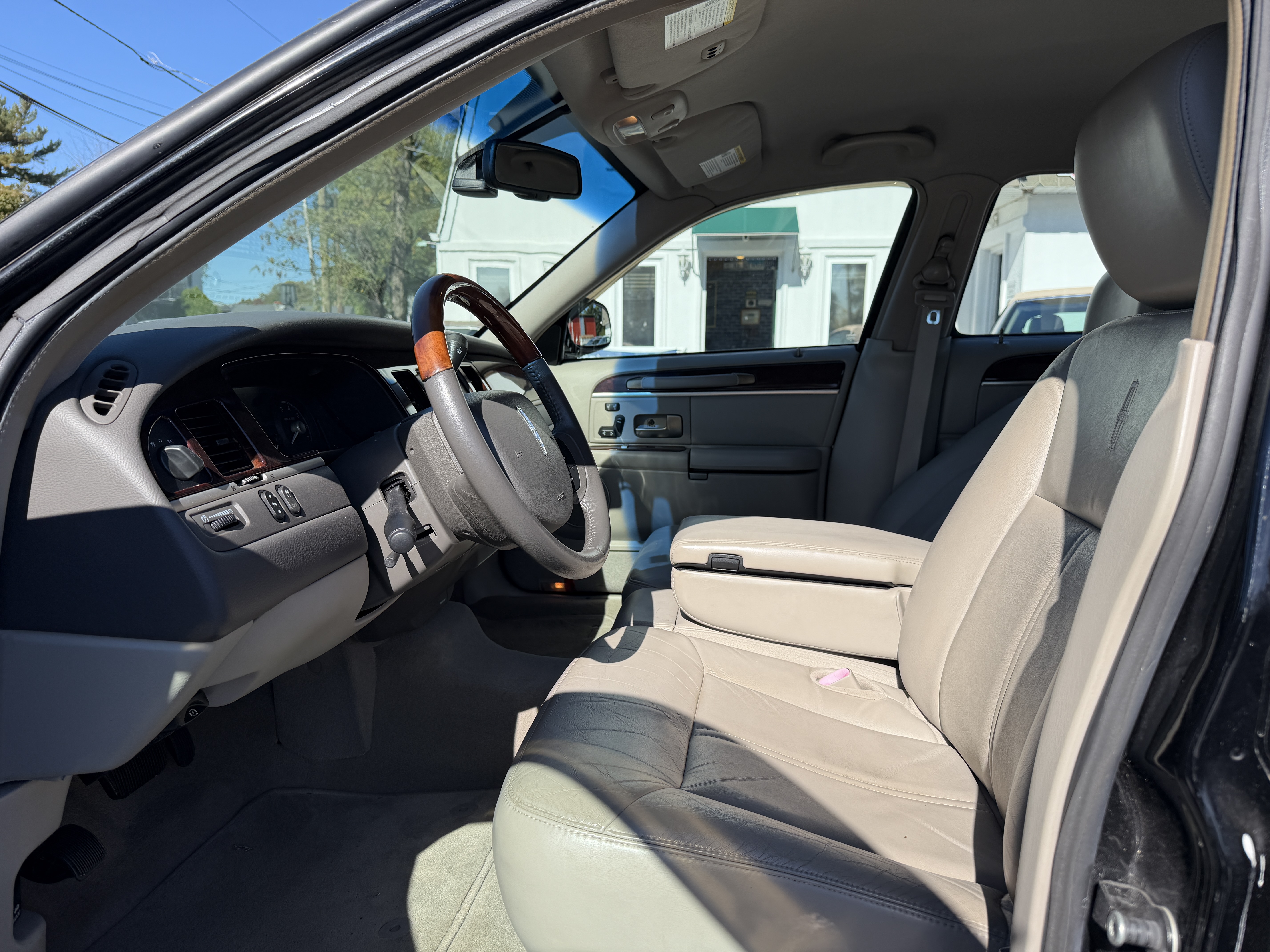 Used 2011 Lincoln Town Car Signature Limited RWD image 4