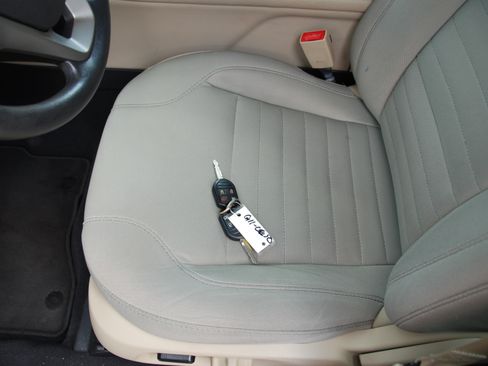 Used 2018 Ford Taurus SE FWD image 30