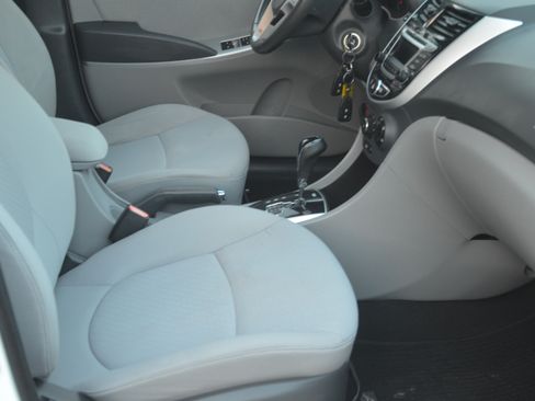 Used 2014 Hyundai Accent SE image 9