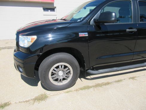 Used 2010 Toyota Tundra 4x4 CrewMax image 4