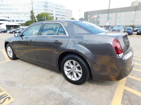 Used 2021 Chrysler 300 Touring image 6