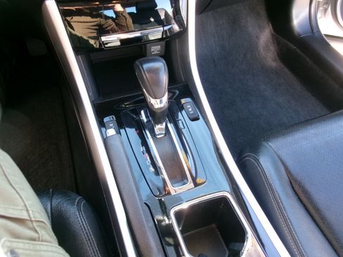 Used 2017 Honda Accord EX-L image 9