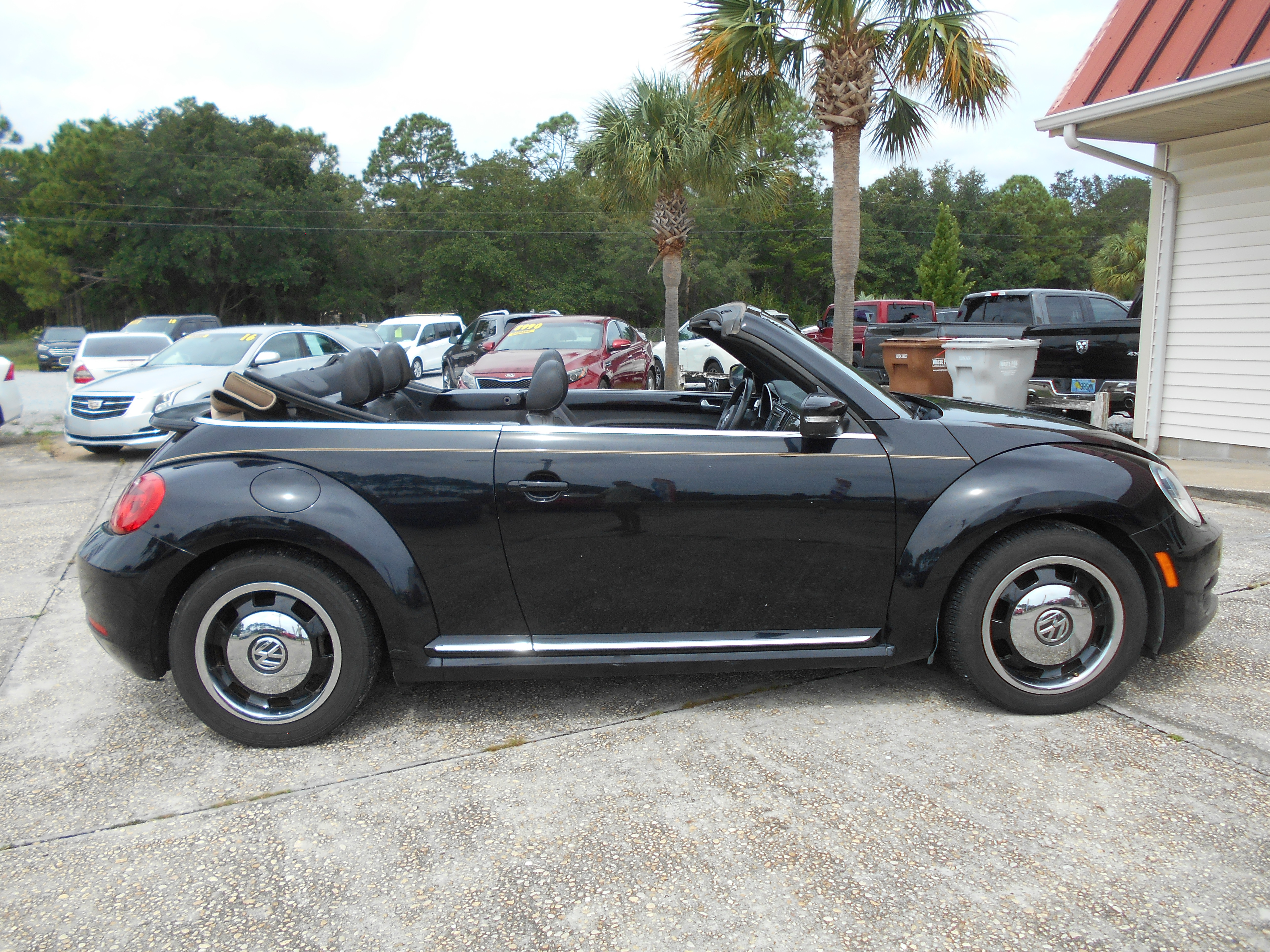 Used 2013 Volkswagen Beetle 2.5 Convertible FWD image 4