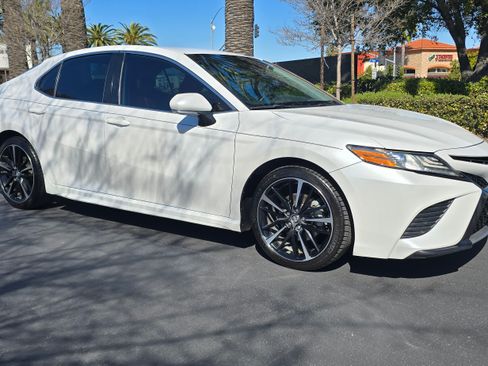 Used 2019 Toyota Camry XSE image 3
