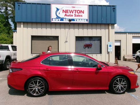 Used 2023 Toyota Camry XLE FWD image 1