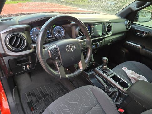 Used 2017 Toyota Tacoma TRD Sport image 11