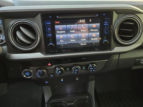 Used 2017 Toyota Tacoma TRD Sport image 27