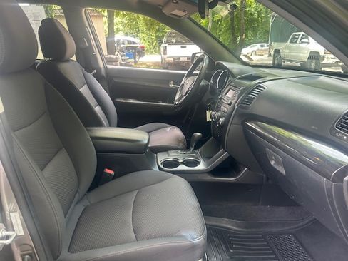 Used 2011 Kia Sorento AWD LX image 23