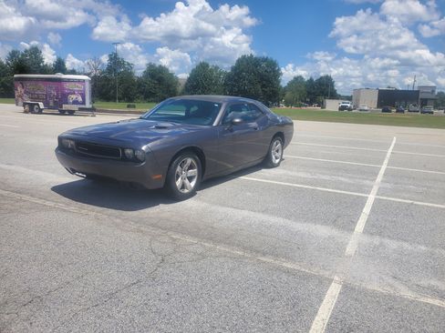 Used 2013 Dodge Challenger SXT image 2