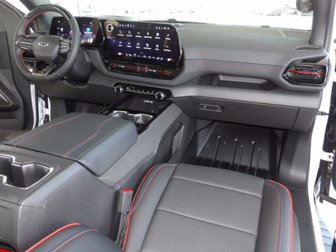 Used 2025 Chevrolet Silverado EV 4x4 Crew Cab RST image 4