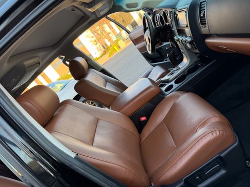 Used 2016 Toyota Sequoia Platinum image 27