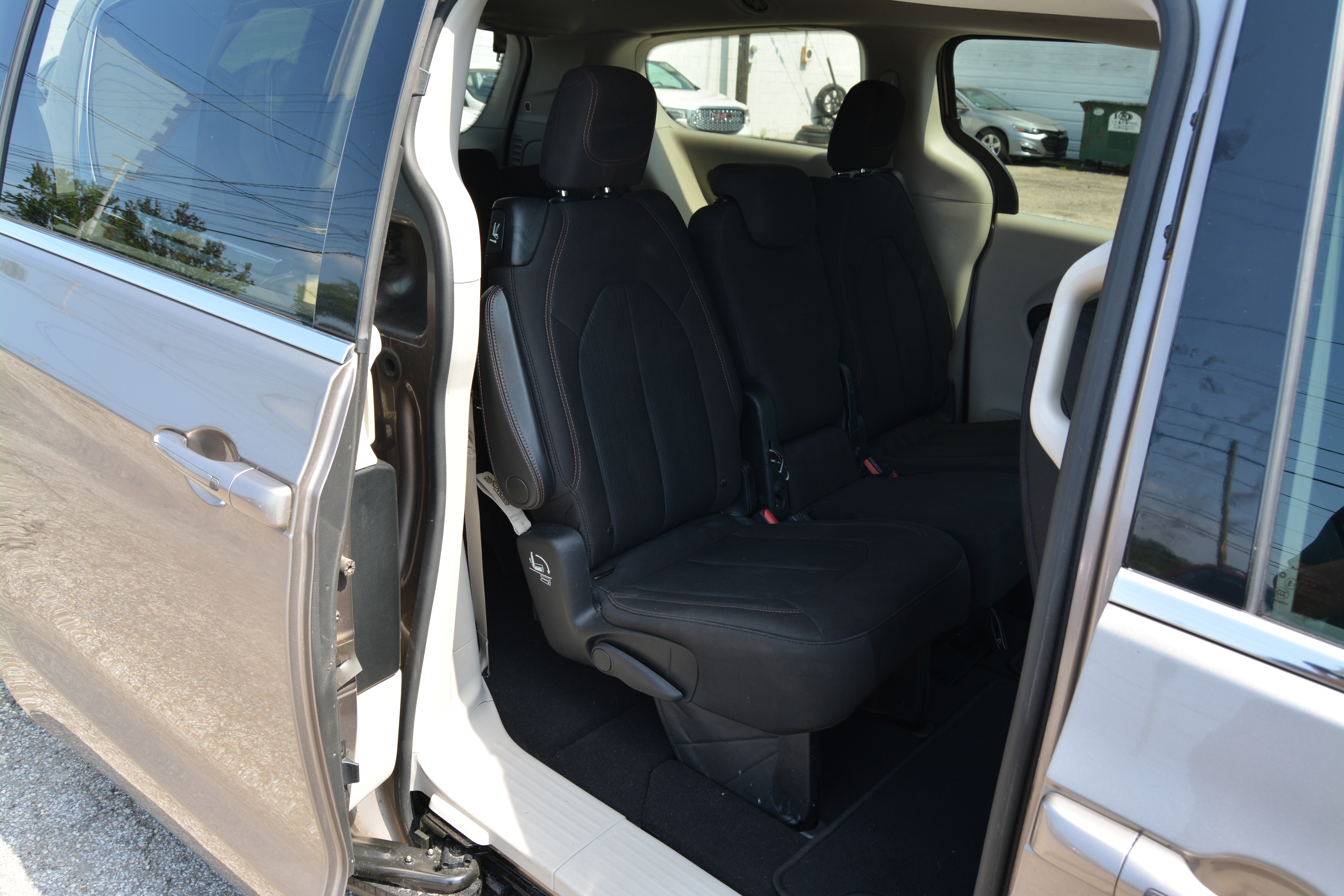 Used 2017 Chrysler Pacifica Touring FWD image 17