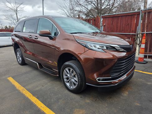 Used 2022 Toyota Sienna XLE image 3