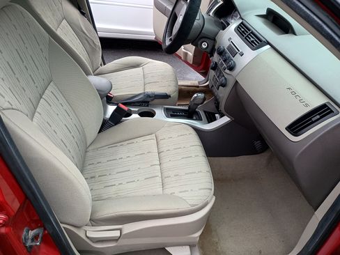 Used 2010 Ford Focus SE image 8