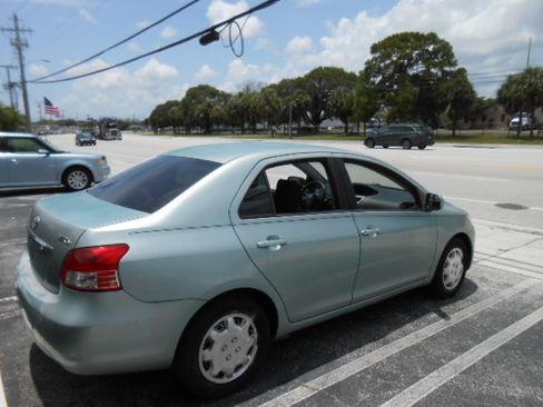 Used 2010 Toyota Yaris Sedan FWD image 4