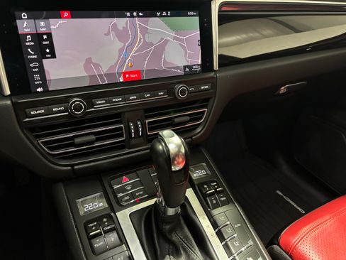 Used 2020 Porsche Macan image 23
