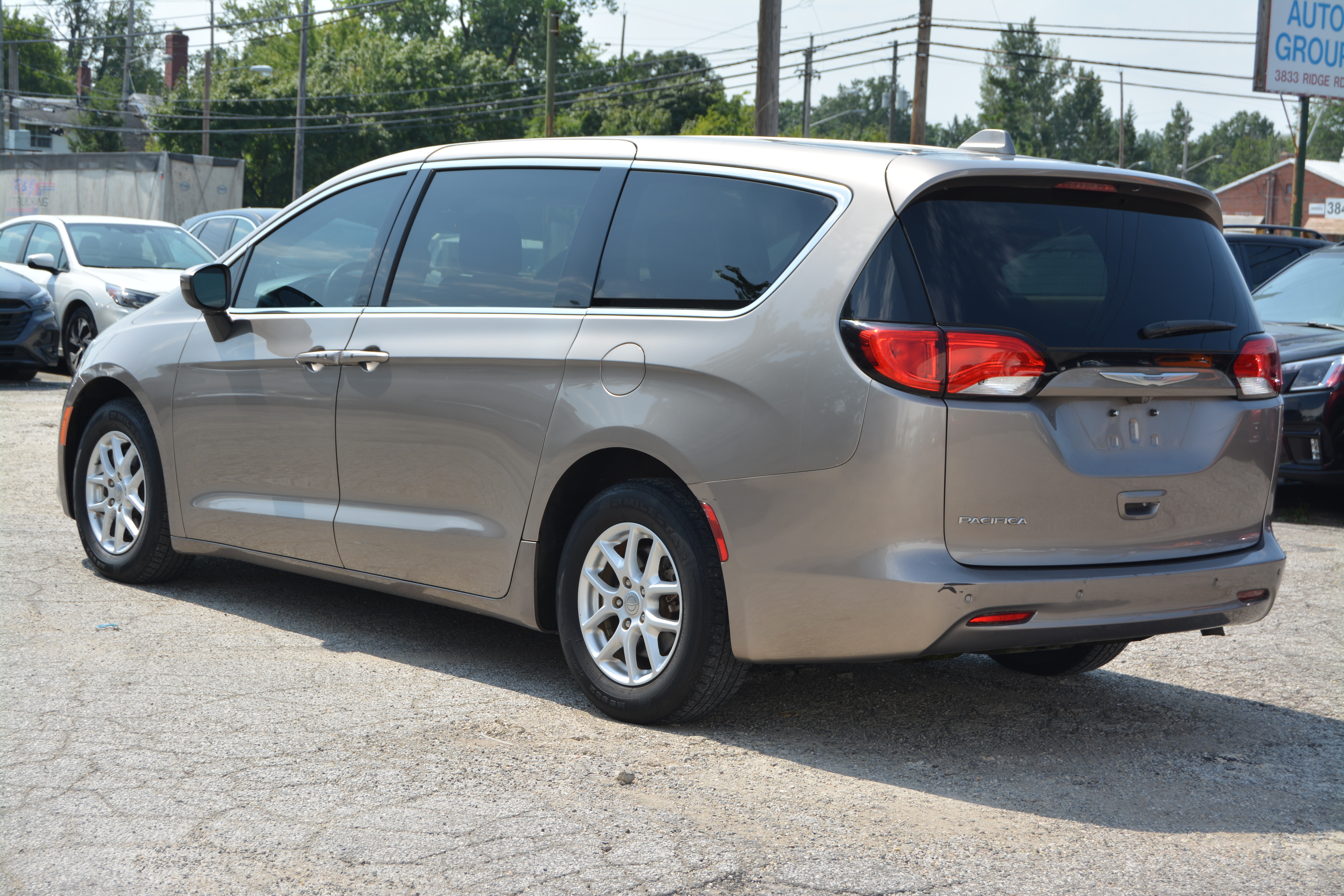 Used 2017 Chrysler Pacifica Touring FWD image 5